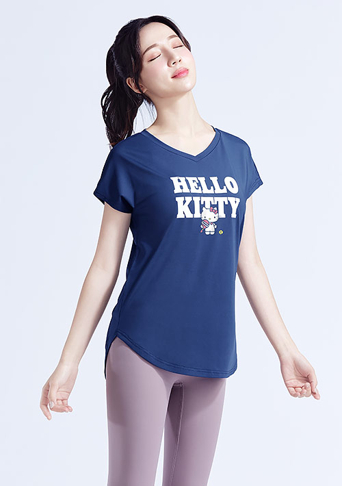 Hello Kitty 特級彈性吸排涼感印花V領寬版T恤-01