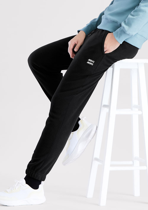 保暖.MIT永續環保材質-Fleece輕量保暖文字刺繡束口長褲-男裝