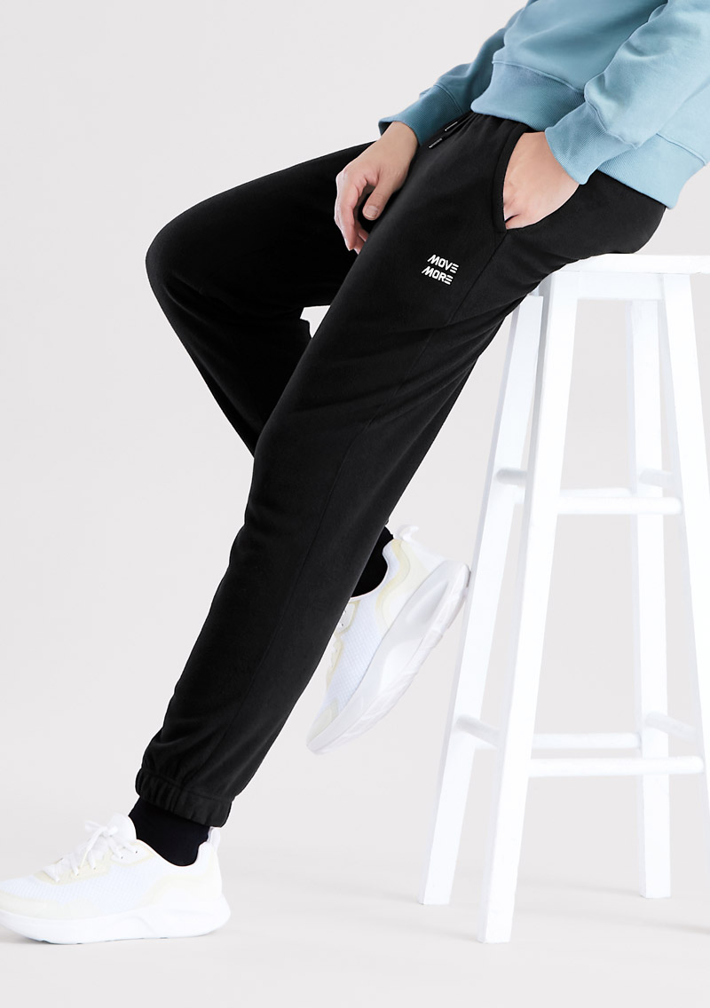 保暖.MIT永續環保材質-Fleece輕量保暖文字刺繡束口長褲-男裝