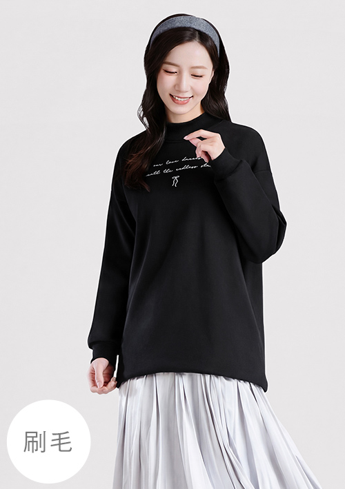 【限時$399】保暖.MIT永續環保材質-文字印花中高領刷毛長版上衣