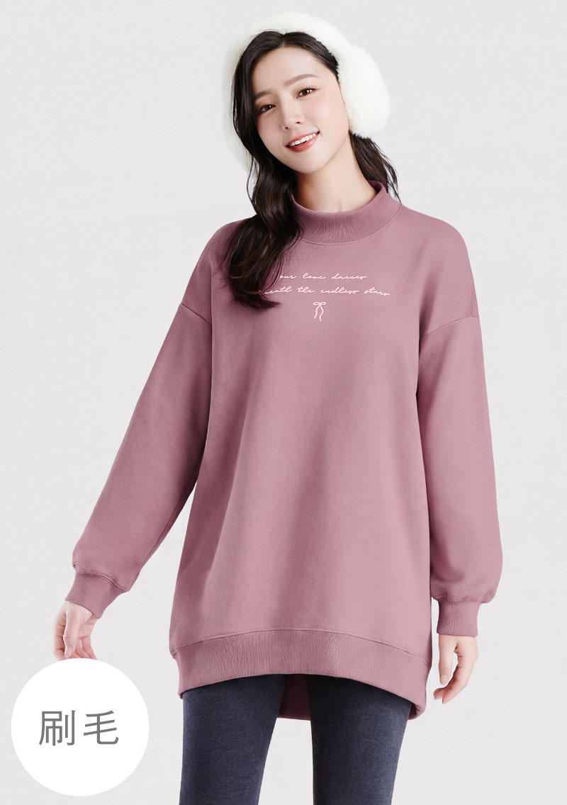 【限時$399】保暖.MIT永續環保材質-文字印花中高領刷毛長版上衣
