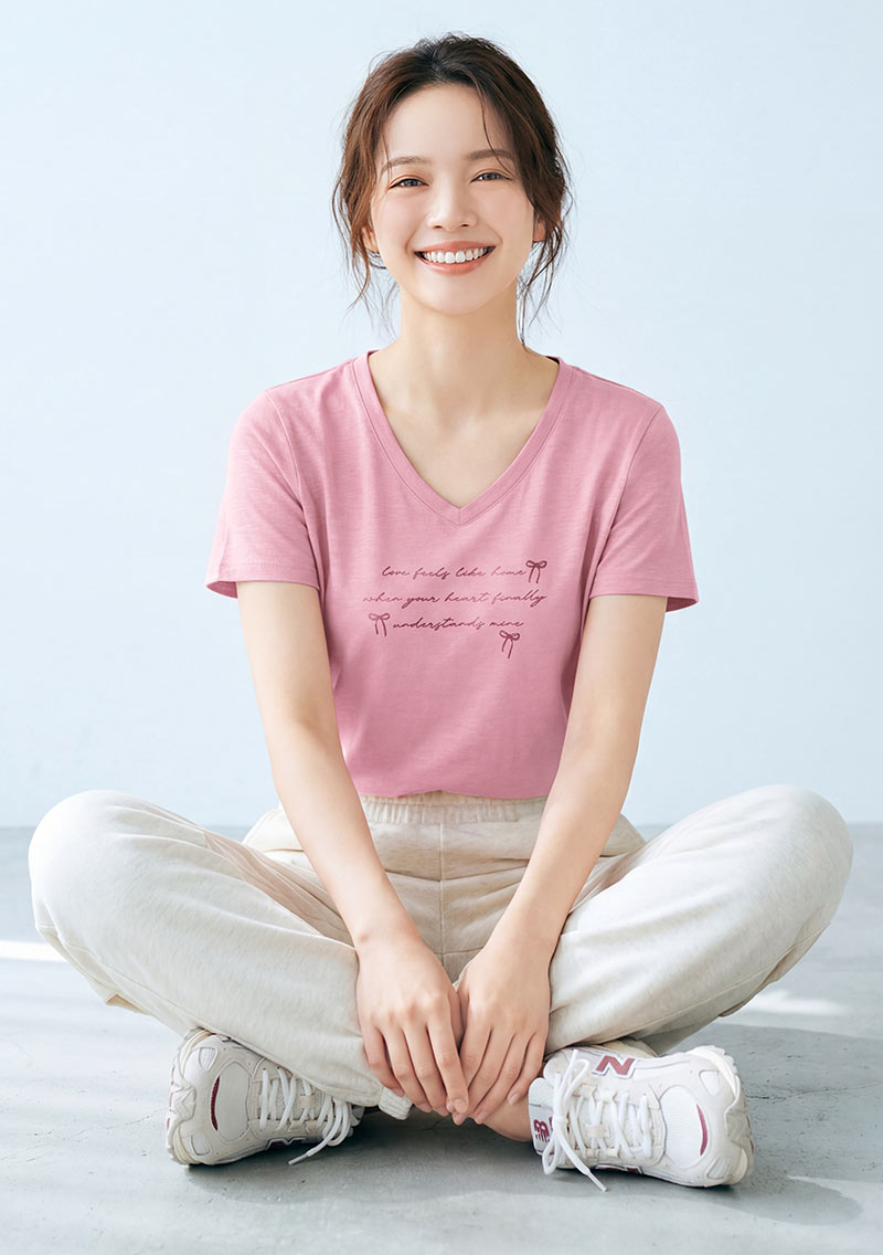 竹節棉文字印花V領短袖上衣