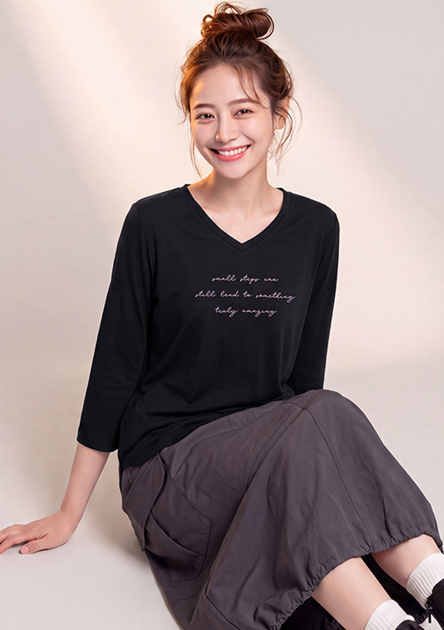 【限時$249】EasyCare 文字印花V領七分袖上衣