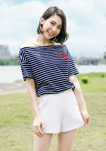 玫瑰刺繡條紋一字領上衣