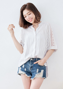 【限時$239】柔美雕花直條紋棉麻襯衫