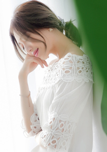 柔美雕花一字領上衣
