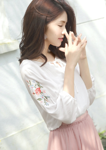 玫瑰刺繡綁帶上衣